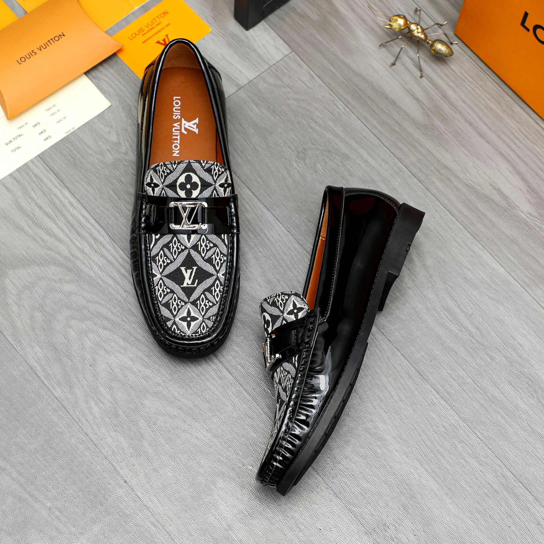 Men's shoes 💰400 Product trademark: LV "Louis Vuitton" casual slip-on shoes Regular size: 38-45 (45 is custom-made and non-returnable) Product material: Selected breathable fabric spliced ​​patent cowhide upper, cowhide lining, rubber outsole